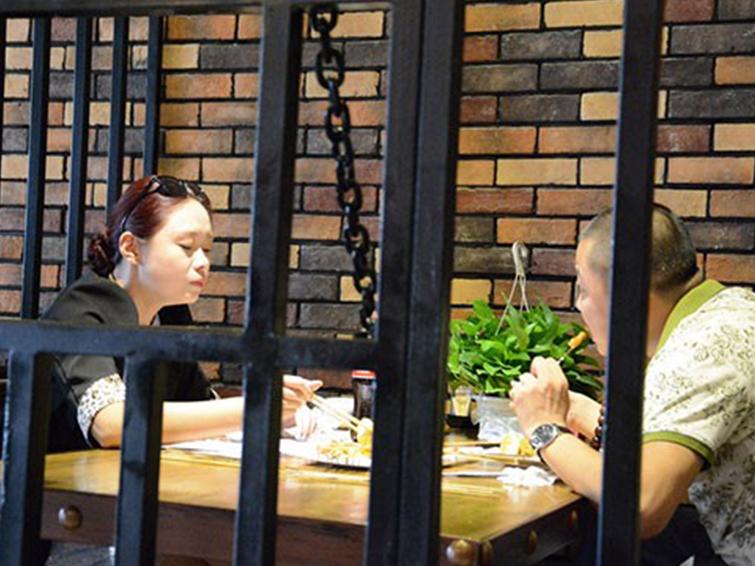 رستورانی به شکل زندان