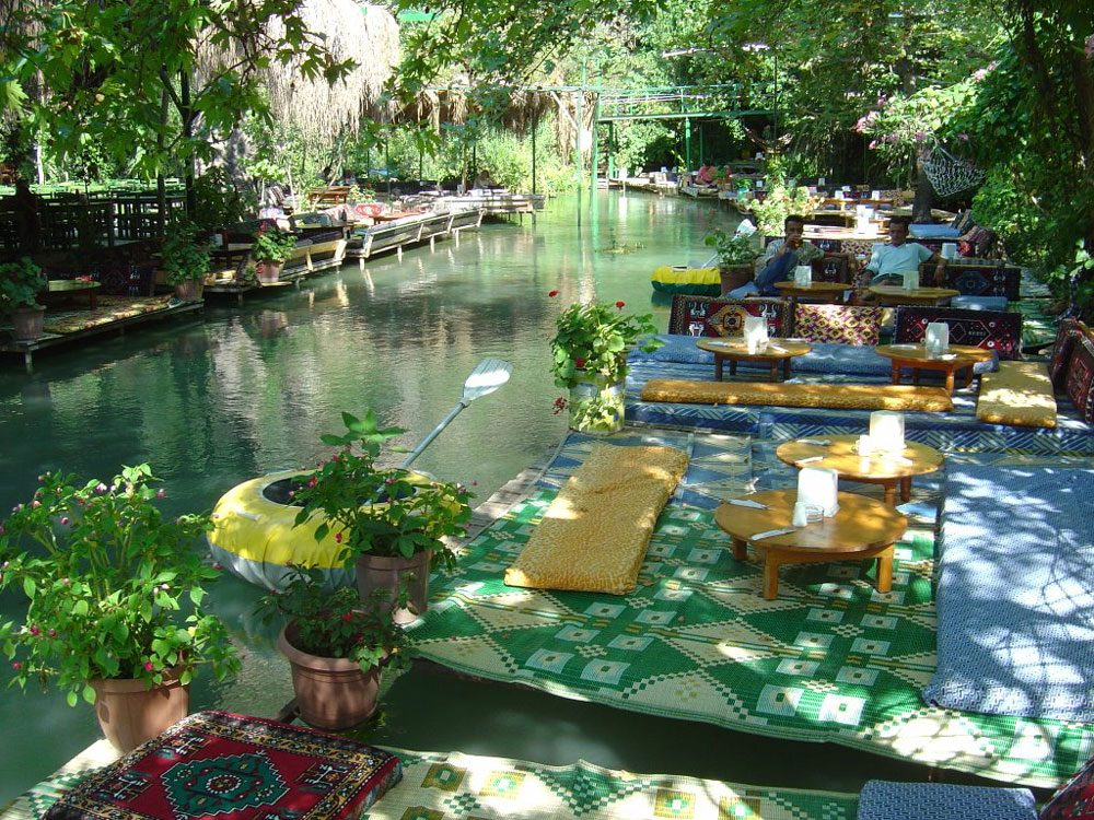 کافه رستوران روی آب