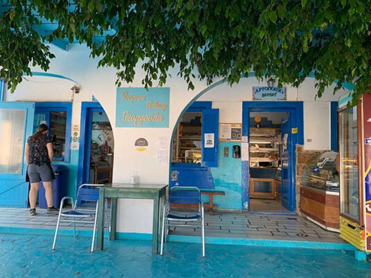 ساندویچ پنیر سبزی کنار استخر هتل